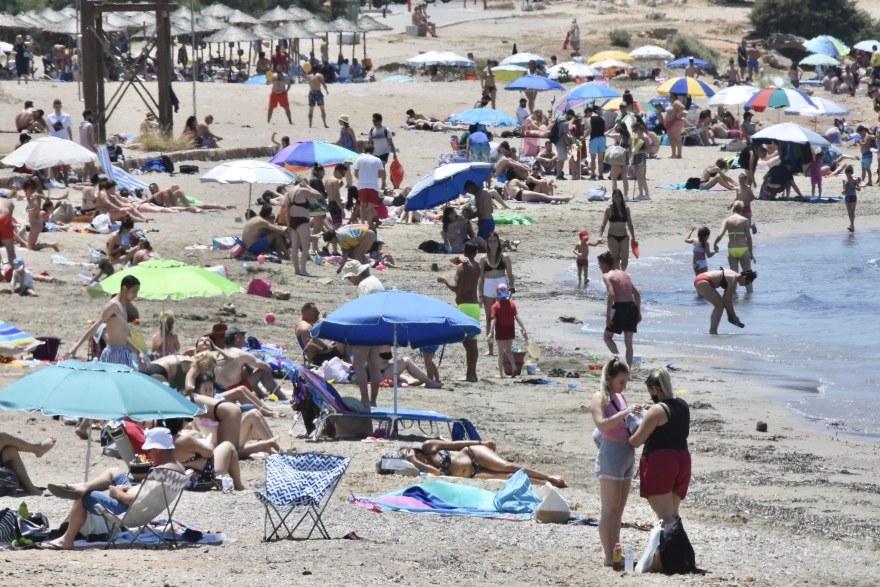 Στις παραλίες για «ανάσες δροσιάς» ξεχύθηκαν σήμερα οι Αθηναίοι