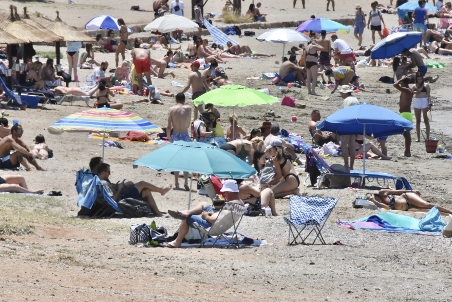 Στις παραλίες για «ανάσες δροσιάς» ξεχύθηκαν σήμερα οι Αθηναίοι