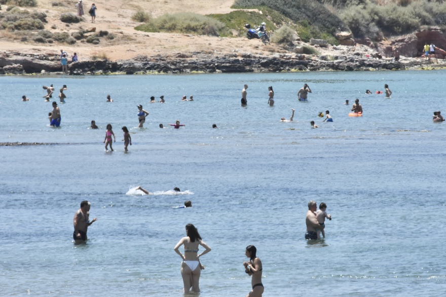 Στις παραλίες για «ανάσες δροσιάς» ξεχύθηκαν σήμερα οι Αθηναίοι