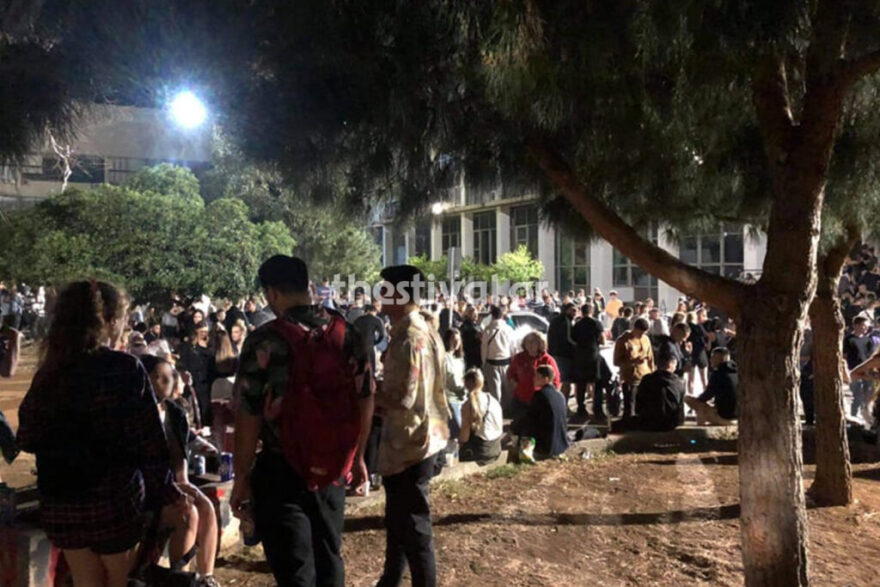 Θεσσαλονίκη: Κορωνοπάρτι με εκατοντάδες φοιτητές στο ΑΠΘ