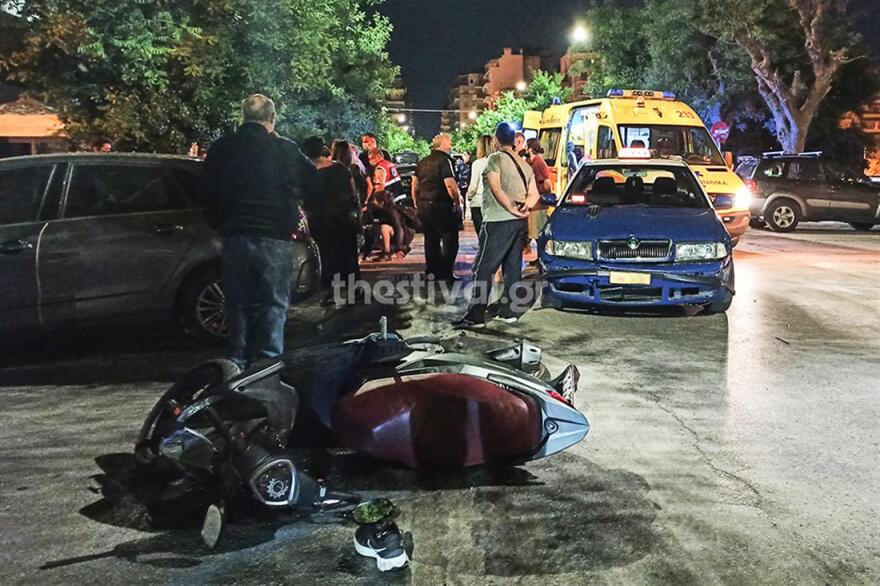 Θεσσαλονίκη: Ταξί παρέσυρε νεαρούς σε μηχανάκι - Δείτε εικόνες