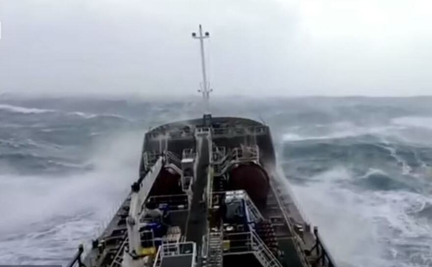 Πετρελαιοφόρο «παλεύει» με πελώρια κύματα στον Βόρειο Ατλαντικό - Δείτε το βίντεο