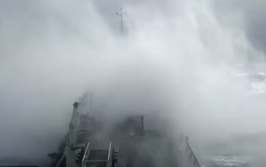 Πετρελαιοφόρο «παλεύει» με πελώρια κύματα στον Βόρειο Ατλαντικό - Δείτε το βίντεο