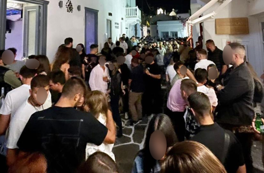 «Παρτάρουν» στη Μύκονο χωρίς μάσκες και αποστάσεις 