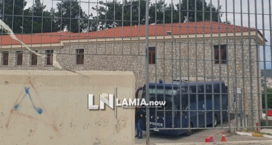 Λαμία: Αστυνομικοί και αντιεξουσιαστές έξω από το νοσοκομείο