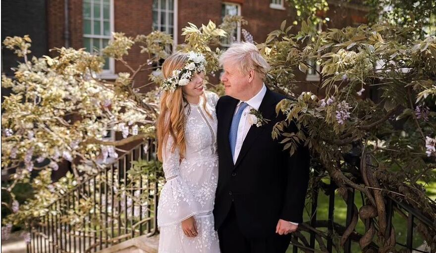 Γάμος Μπόρις Τζόνσον: Έλληνας σχεδιαστής δημιούργησε το νυφικό της Κάρι Σίμοντς - Η πρώτη φωτογραφία