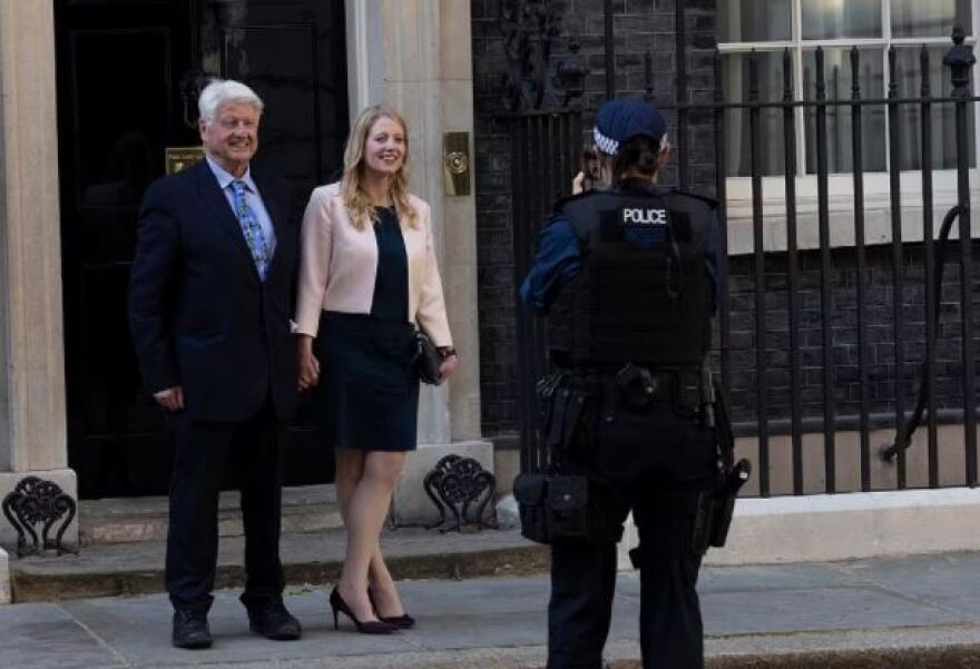 Γάμος Μπόρις Τζόνσον: Έλληνας σχεδιαστής δημιούργησε το νυφικό της Κάρι Σίμοντς - Η πρώτη φωτογραφία