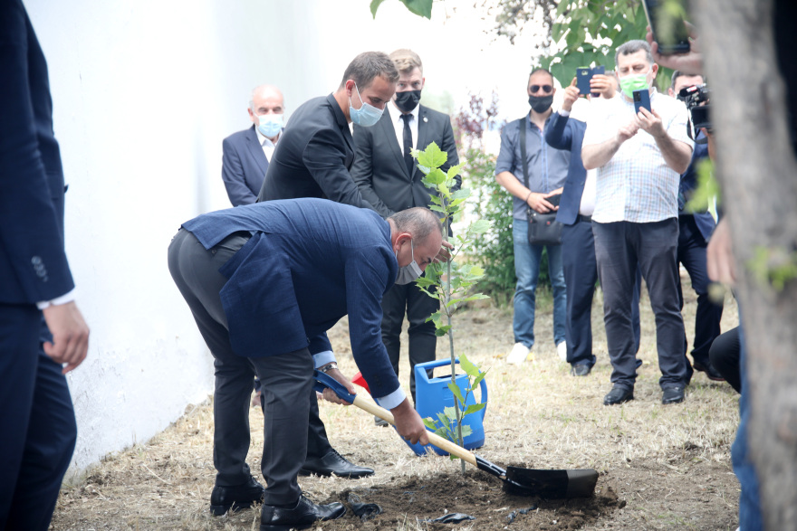 Ο Τσαβούσογλου στη Θράκη: Επισκέφθηκε τον τάφο του Αχμέτ Σαδίκ και φύτεψε στη μνήμη του έναν πλάτανο