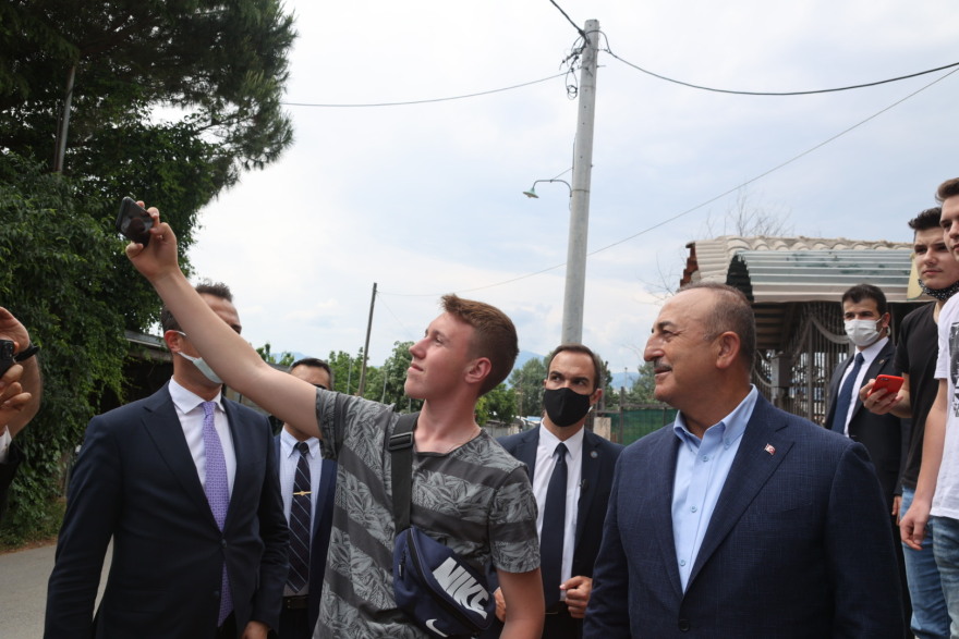 Ο Τσαβούσογλου στη Θράκη: Επισκέφθηκε τον τάφο του Αχμέτ Σαδίκ και φύτεψε στη μνήμη του έναν πλάτανο