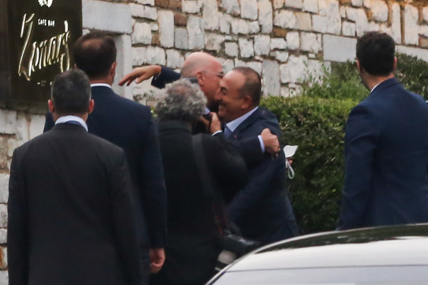 Επίσκεψη Τσαβούσογλου: Προκλήσεις, εναγκαλισμοί με Δένδια και διπλωματικές επαφές τη Δευτέρα