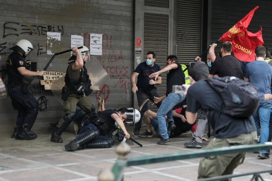 Επεισόδια στο υπουργείο Εργασίας - Οικοδόμοι επιχείρησαν να «τσιμεντώσουν»  με μπετονιέρα την είσοδο - (βίντεο)