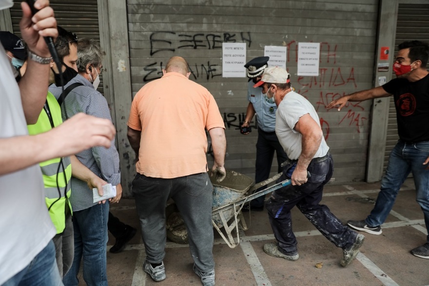 Επεισόδια στο υπουργείο Εργασίας - Οικοδόμοι επιχείρησαν να «τσιμεντώσουν»  με μπετονιέρα την είσοδο - (βίντεο)