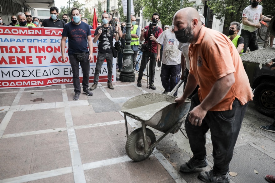 Επεισόδια στο υπουργείο Εργασίας - Οικοδόμοι επιχείρησαν να «τσιμεντώσουν»  με μπετονιέρα την είσοδο - (βίντεο)