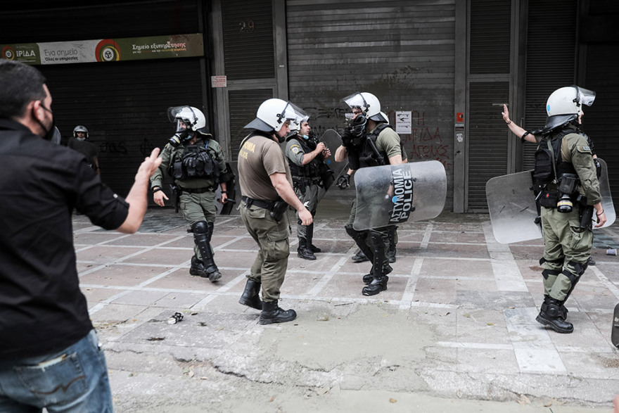 Επεισόδια στο υπουργείο Εργασίας - Οικοδόμοι επιχείρησαν να «τσιμεντώσουν»  με μπετονιέρα την είσοδο - (βίντεο)