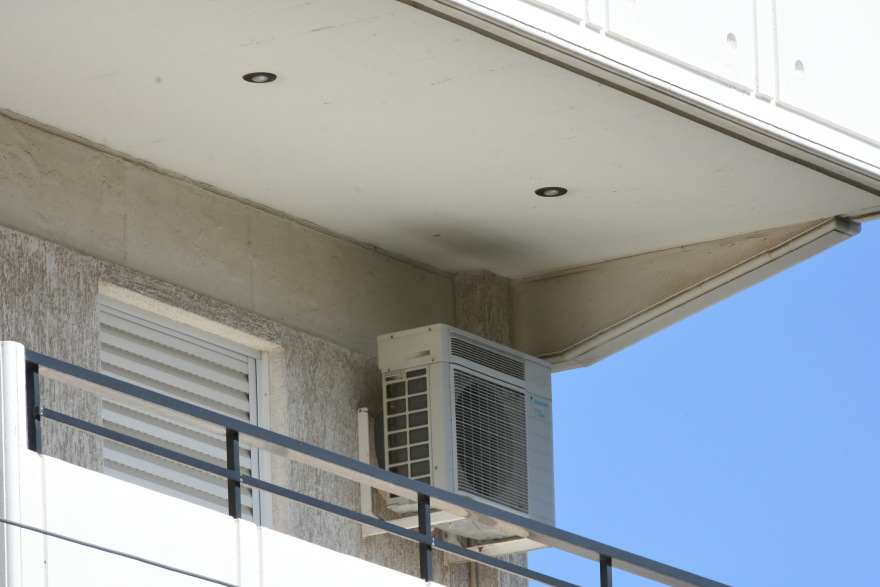 Θρίλερ με πυροβολισμούς στον Άλιμο - Άγνωστοι «γάζωσαν» πολυκατοικία 