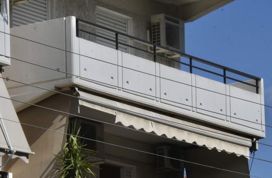 Θρίλερ με πυροβολισμούς στον Άλιμο - Άγνωστοι «γάζωσαν» πολυκατοικία 