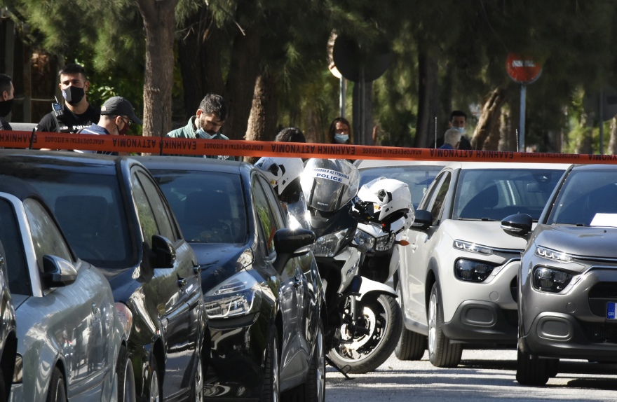 Θρίλερ με πυροβολισμούς στον Άλιμο - Άγνωστοι «γάζωσαν» πολυκατοικία 