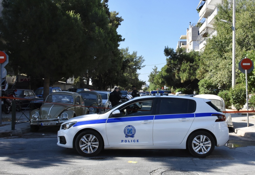 Θρίλερ με πυροβολισμούς στον Άλιμο - Άγνωστοι «γάζωσαν» πολυκατοικία 