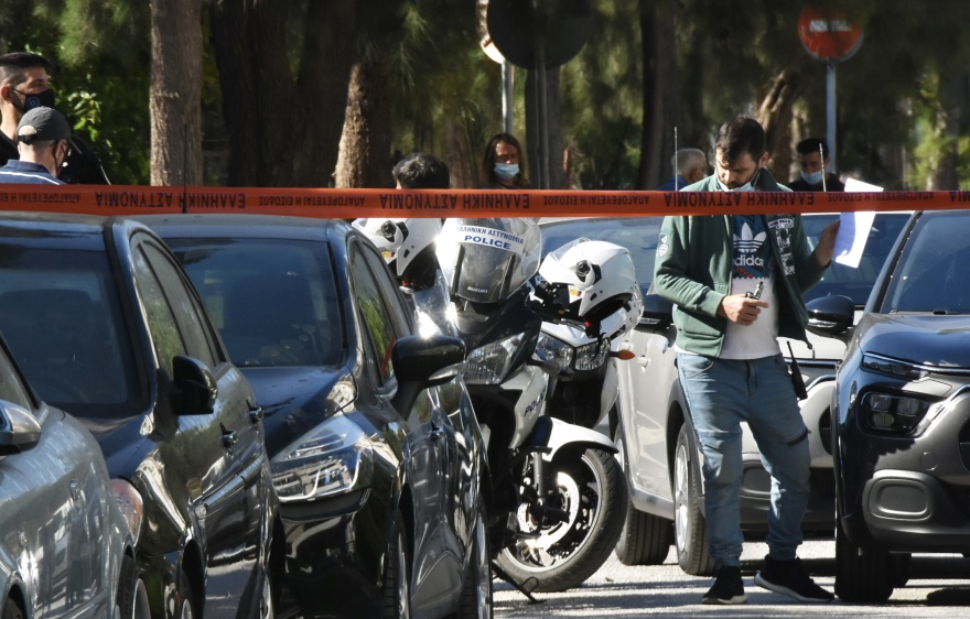 Θρίλερ με πυροβολισμούς στον Άλιμο - Άγνωστοι «γάζωσαν» πολυκατοικία 