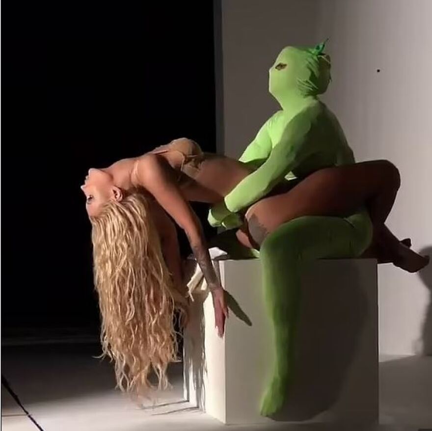 Iggy Azalea: Χορεύει «γυμνή» με τον... διάβολο για τις ανάγκες του νέου της αρώματος