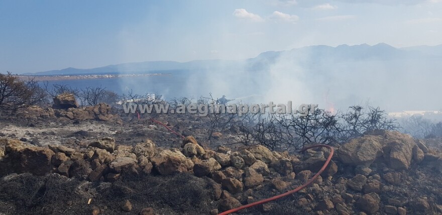 Υπό έλεγχο η φωτιά στον οικισμό Βροχεία της Αίγινας