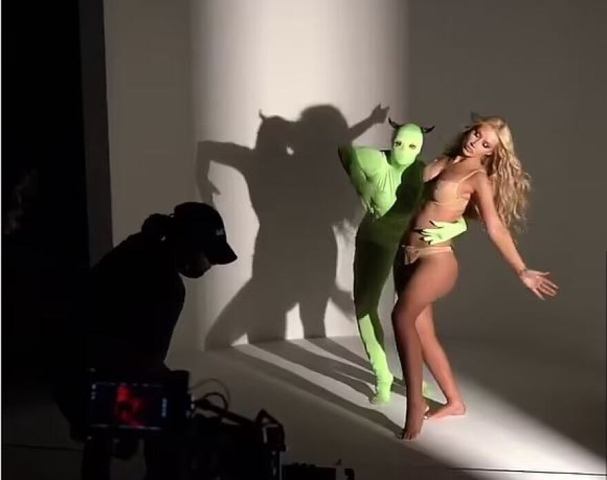 Iggy Azalea: Χορεύει «γυμνή» με τον... διάβολο για τις ανάγκες του νέου της αρώματος