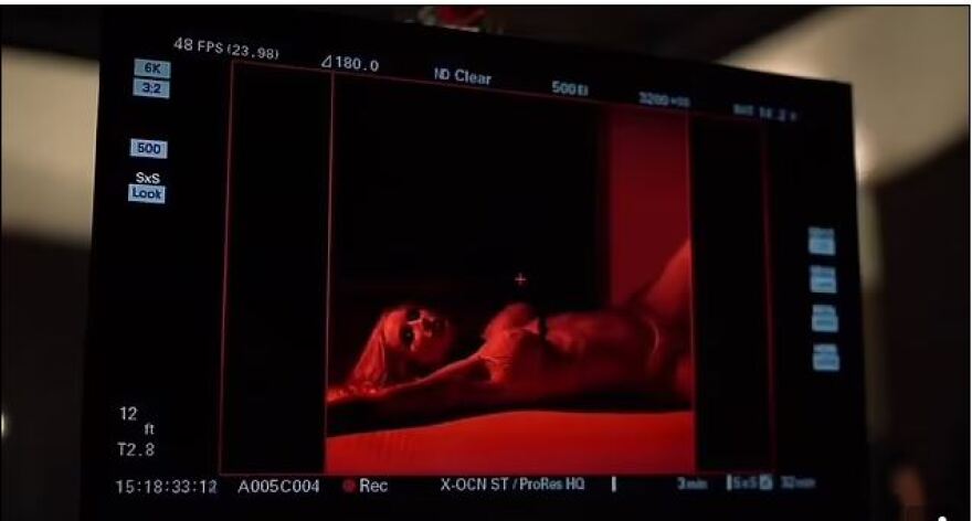 Iggy Azalea: Χορεύει «γυμνή» με τον... διάβολο για τις ανάγκες του νέου της αρώματος