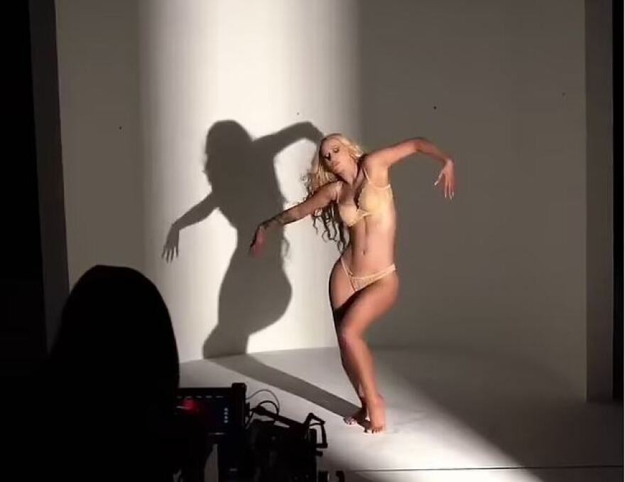 Iggy Azalea: Χορεύει «γυμνή» με τον... διάβολο για τις ανάγκες του νέου της αρώματος