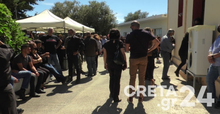 Κρήτη: Είπαν το τελευταίο «αντίο» στην 44χρονη που «έφυγε» μετά τον εμβολιασμό με AstraZeneca