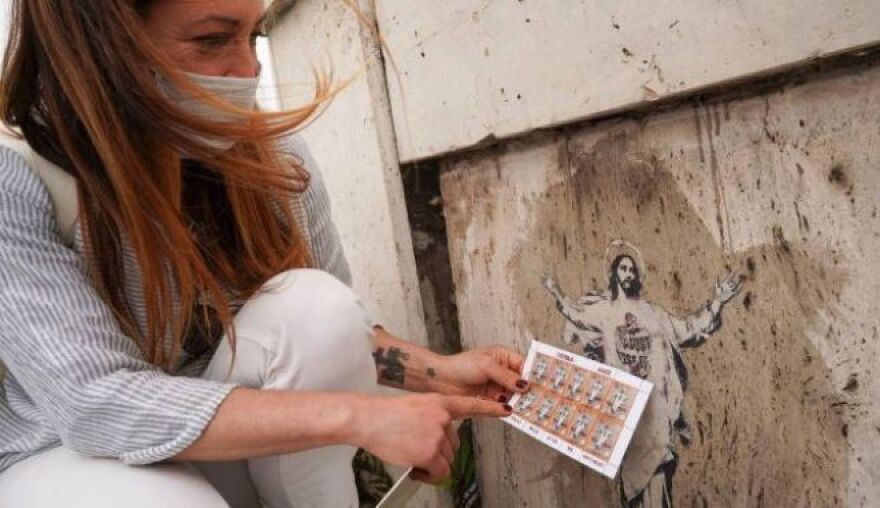 Ιταλίδα street artist μήνυσε το Βατικανό για αναπαραγωγή του έργου της σε γραμματόσημο 