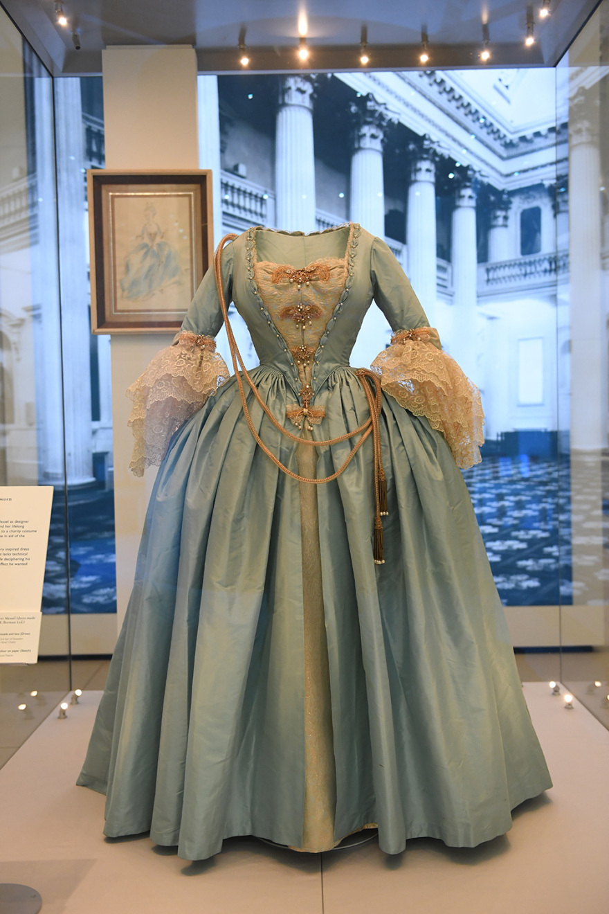 Πριγκίπισσα Νταϊάνα: Σε έκθεση το νυφικό της με την εντυπωσιακή ουρά των 8 μέτρων 