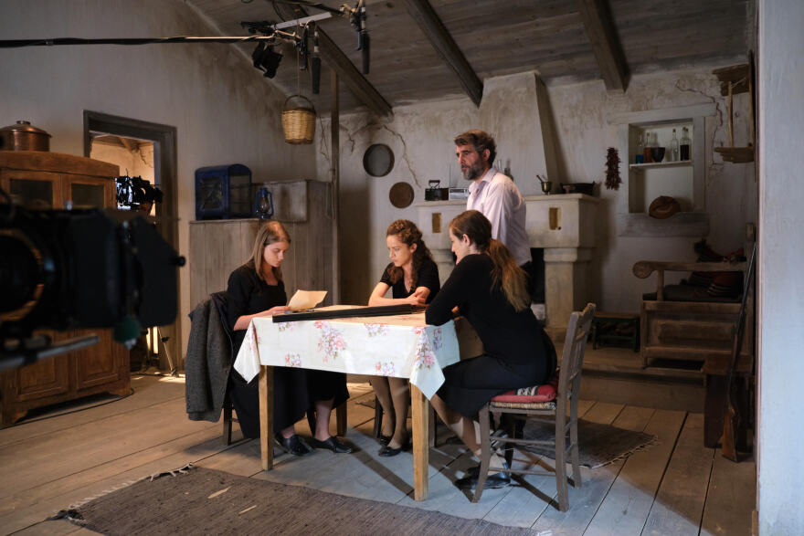 Ο Ατζούν γιορτάζει ερωτευμένος - Αποκλειστική φωτό από τα γυρίσματα των «Άγριων Μελισσών»