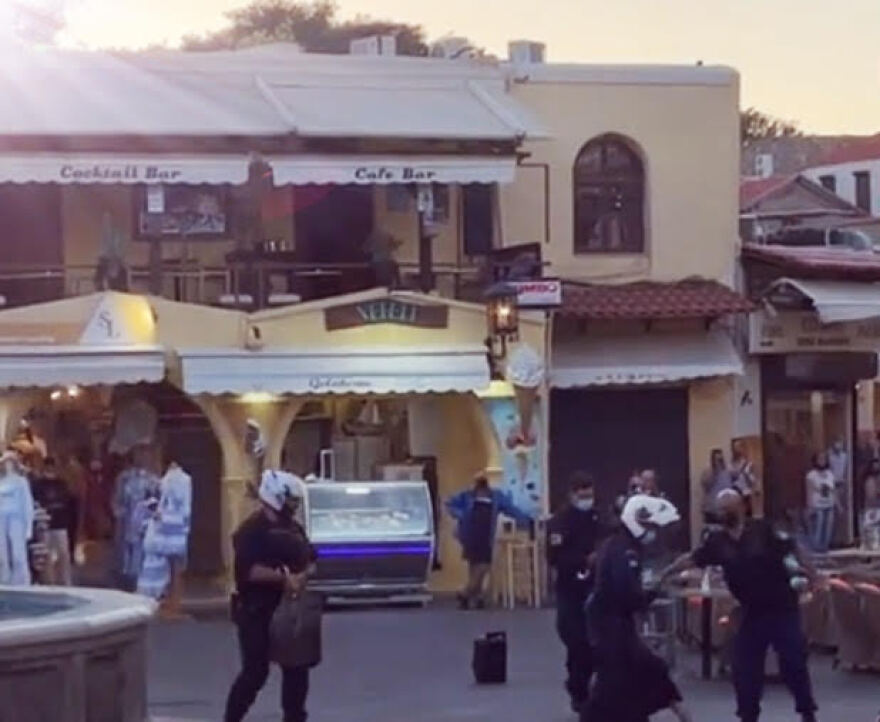 Ρόδος: Πέρασαν χειροπέδες σε πλανόδια μουσικό, επειδή... τραγουδούσε - Η εκδοχή της Αστυνομίας για το απίστευτο περιστατικό (βίντεο)