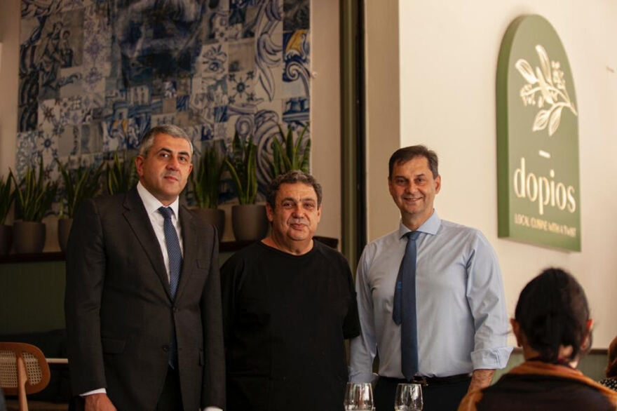 Με ένα γεύμα γεμάτο Ελλάδα ο υπουργός Τουρισμού υποδέχθηκε στην Αθήνα τον γραμματέα του Παγκόσμιου Οργανισμού Τουρισμού