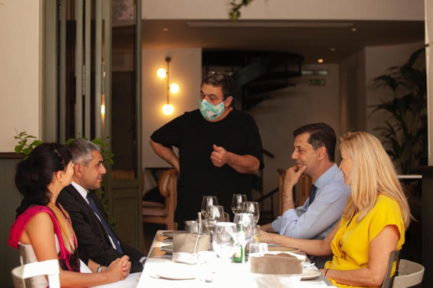 Με ένα γεύμα γεμάτο Ελλάδα ο υπουργός Τουρισμού υποδέχθηκε στην Αθήνα τον γραμματέα του Παγκόσμιου Οργανισμού Τουρισμού