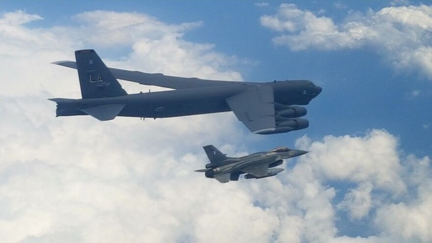 Ελληνικά F-16 συνοδεύουν αμερικανικό βομβαρδιστικό B-52