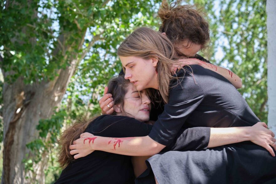 Αγριες Μέλισσες: Φινάλε με πυροβολισμούς, αίμα και φωτιά - Ποιος θα βγει ζωντανός; - Δείτε βίντεο και φωτογραφίες