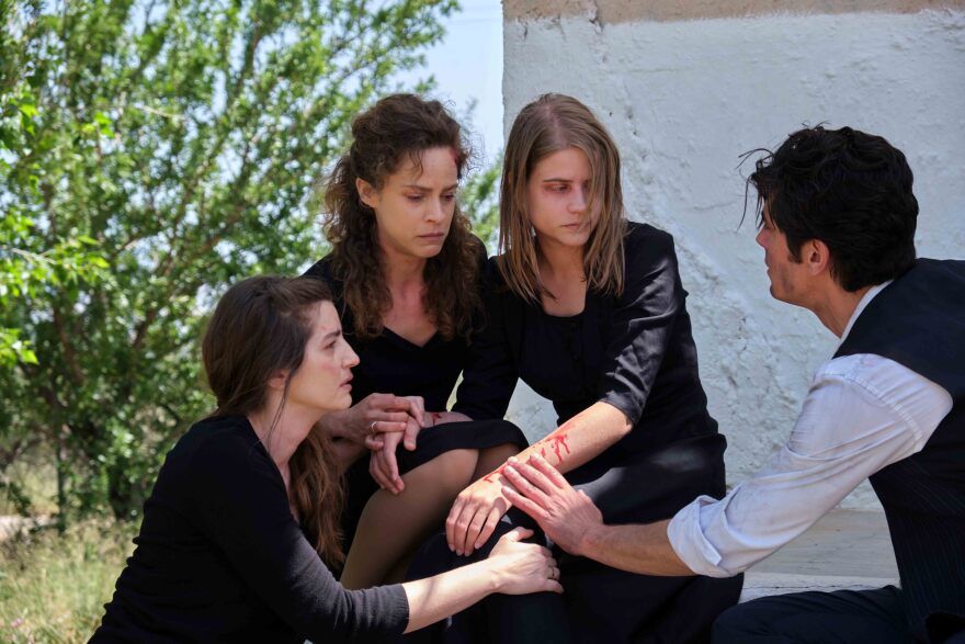 Αγριες Μέλισσες: Φινάλε με πυροβολισμούς, αίμα και φωτιά - Ποιος θα βγει ζωντανός; - Δείτε βίντεο και φωτογραφίες