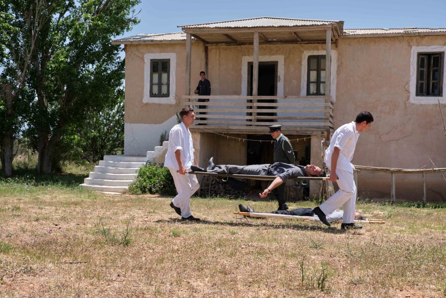 Αγριες Μέλισσες: Φινάλε με πυροβολισμούς, αίμα και φωτιά - Ποιος θα βγει ζωντανός; - Δείτε βίντεο και φωτογραφίες