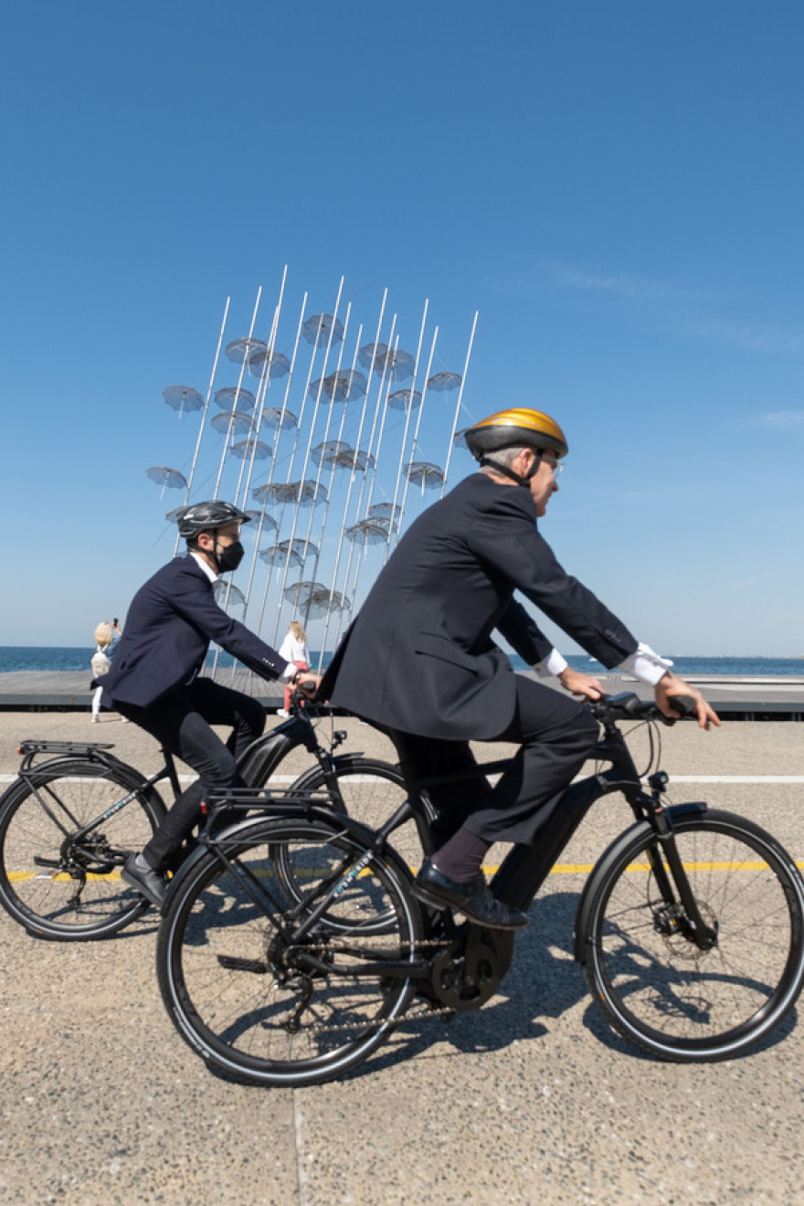 Πάιατ - Ζέρβας: Βόλτα με ηλεκτρικό ποδήλατο στην παραλία Θεσσαλονίκης