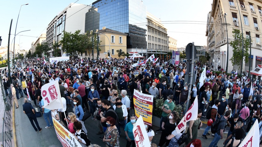 Σε εξέλιξη οι πορείες για το εργασιακό νομοσχέδιο - Κουτσούμπας: Να αποσυρθεί εδώ και τώρα
