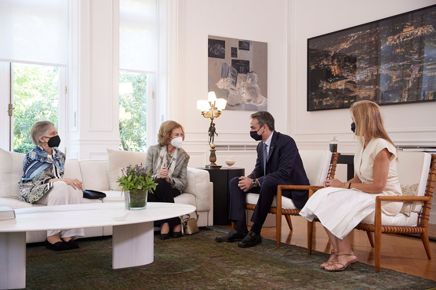 Συνάντηση με Μητσοτάκη: Στο Μαξίμου η βασίλισσα Σοφία της Ισπανίας - Δείτε φωτογραφίες