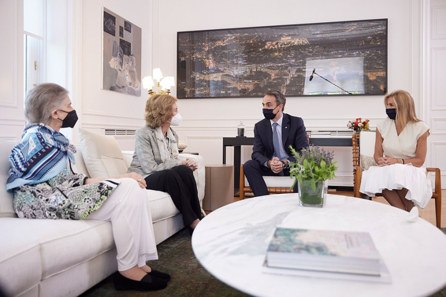 Συνάντηση με Μητσοτάκη: Στο Μαξίμου η βασίλισσα Σοφία της Ισπανίας - Δείτε φωτογραφίες