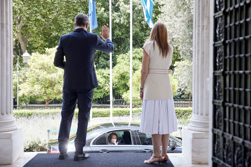 Συνάντηση με Μητσοτάκη: Στο Μαξίμου η βασίλισσα Σοφία της Ισπανίας - Δείτε φωτογραφίες