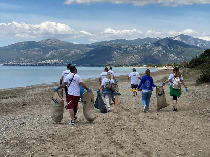 H ομάδα της bwin καθάρισε το πευκοδάσος του Σχινιά!