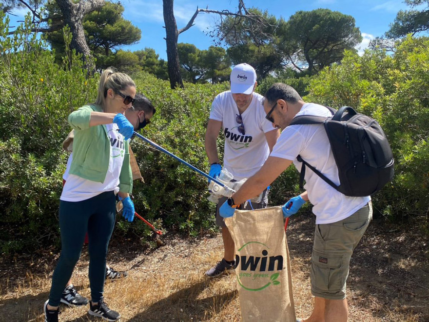 H ομάδα της bwin καθάρισε το πευκοδάσος του Σχινιά!