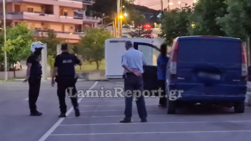 Λαμία: Μεθυσμένος οδηγούσε με… τη ζάντα κι «έσπερνε» φωτιές! (βίντεο)