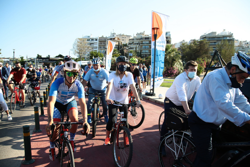 Πειραιάς: Συμβολική βόλτα με ποδήλατα δίπλα στη θάλασσα