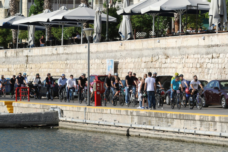 Πειραιάς: Συμβολική βόλτα με ποδήλατα δίπλα στη θάλασσα