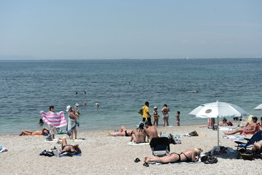 «Ξεχύθηκαν» στις παραλίες οι Αθηναίοι για βουτιές και ηλιοθεραπεία - Δείτε φωτογραφίες